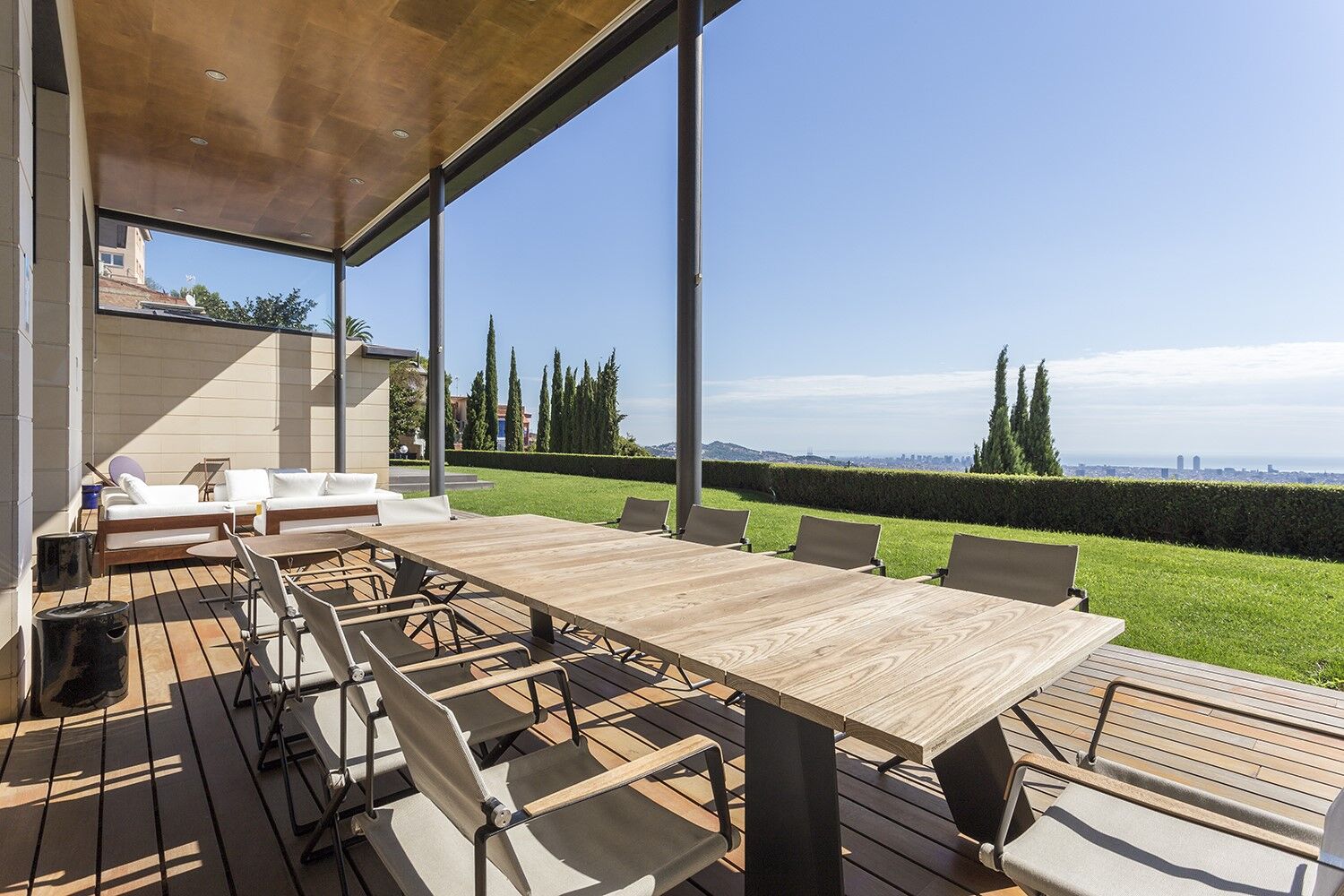 Stunning modern house with breathtaking panoramic views of the city