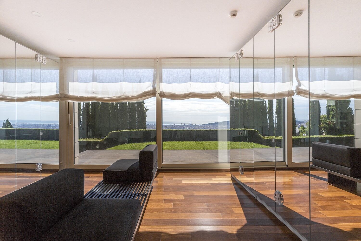 Stunning modern house with breathtaking panoramic views of the city