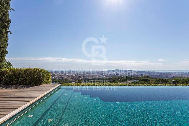 Stunning modern house with breathtaking panoramic views of the city.