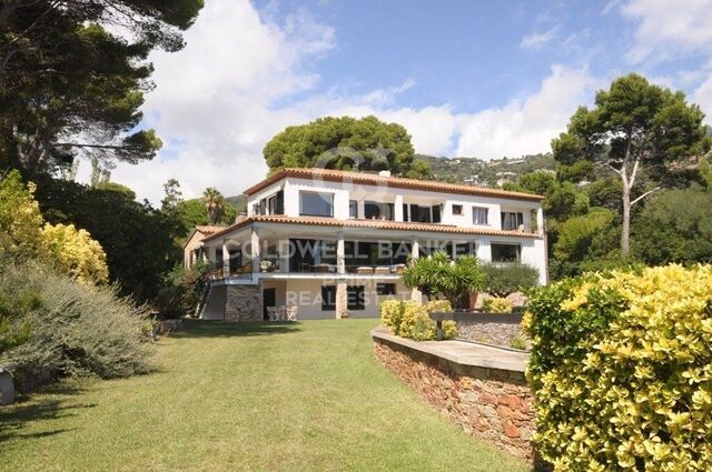 Luxury seafront villa for sale located on the coast of Begur
