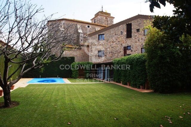 En exclusiva, maison en pierre située au centre du village de Torrent, dans la région du Baix Empordà.