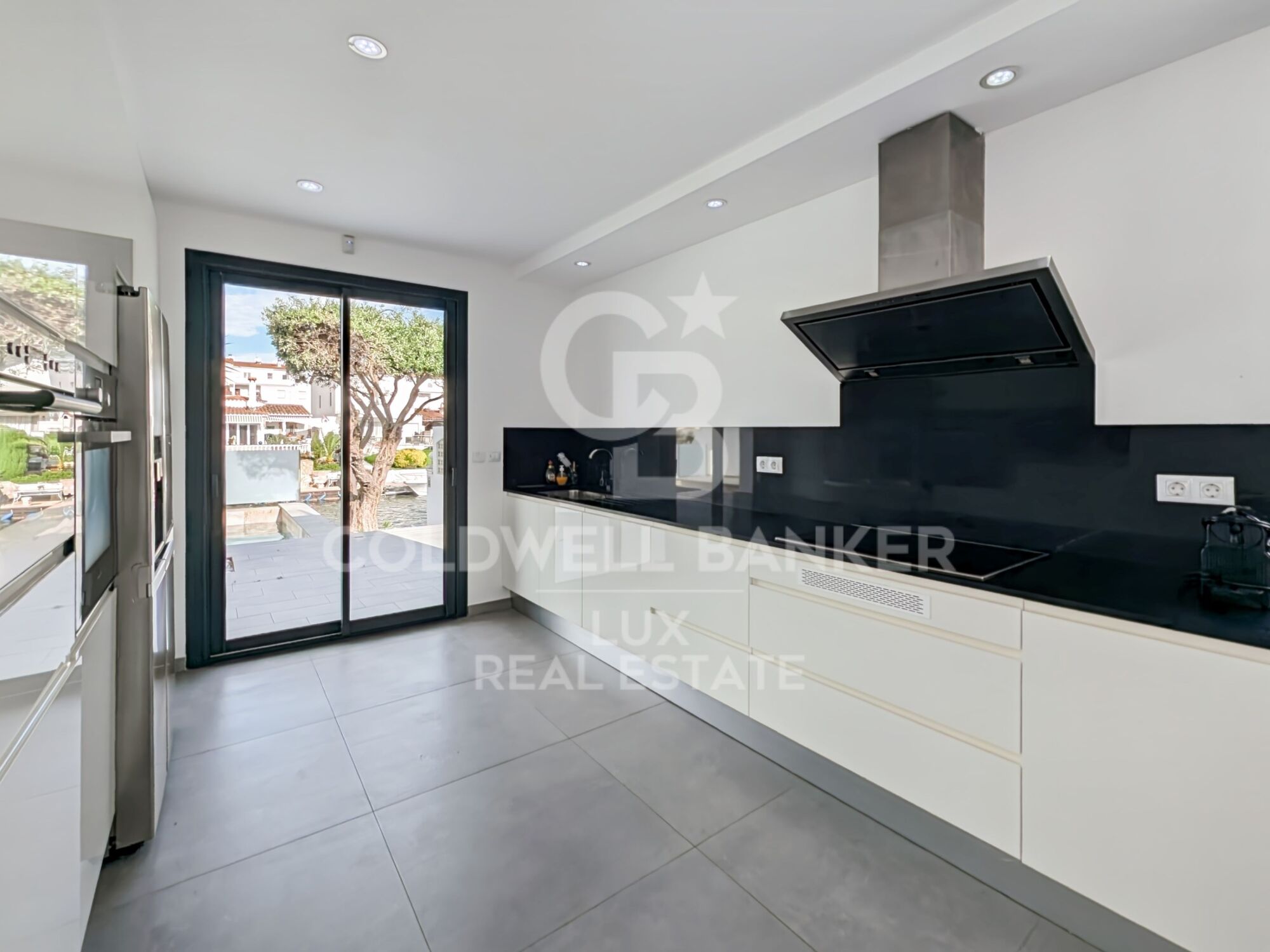 Villa de lujo renovada con amarre de 12,5 m en Empuriabrava