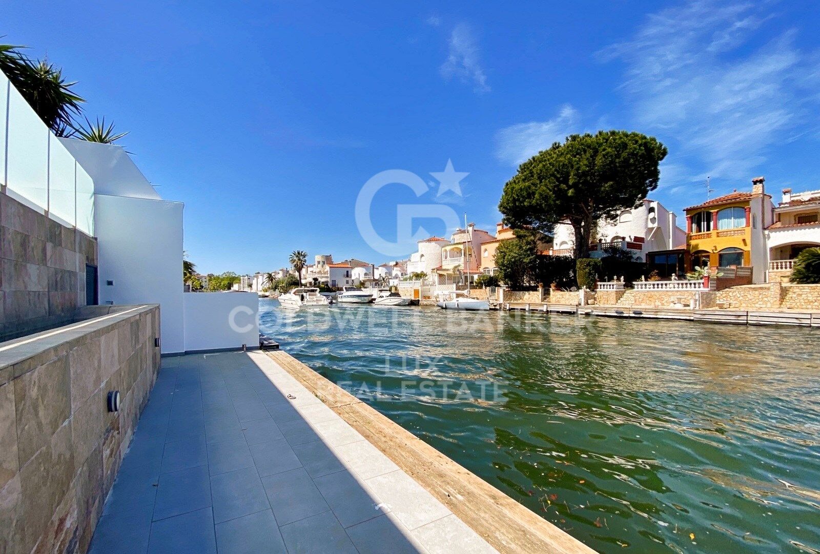 Villa de lujo renovada con amarre de 12,5 m en Empuriabrava