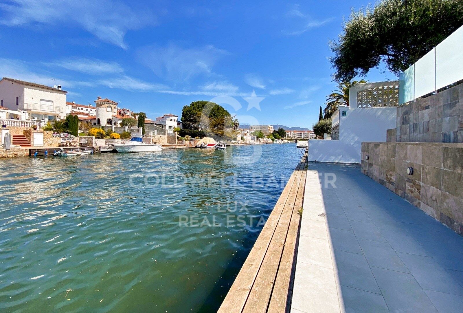 Villa de lujo renovada con amarre de 12,5 m en Empuriabrava