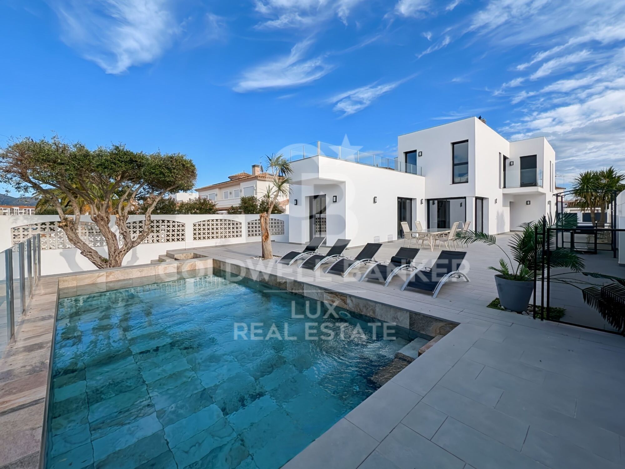 Villa de lujo renovada con amarre de 12,5 m en Empuriabrava