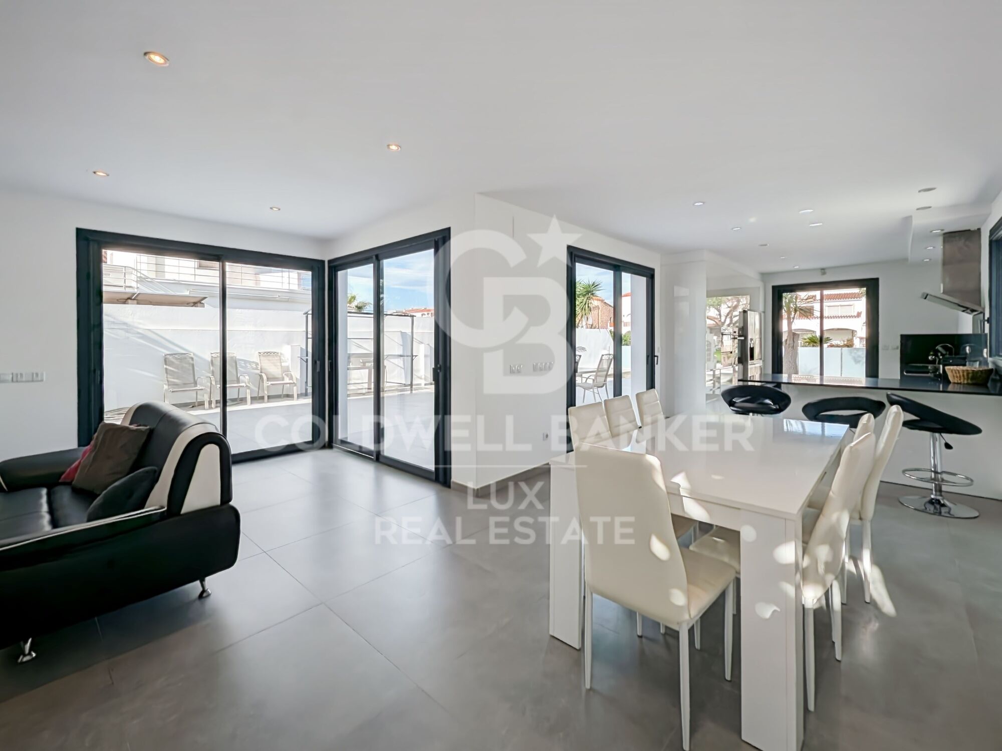 Villa de lujo renovada con amarre de 12,5 m en Empuriabrava