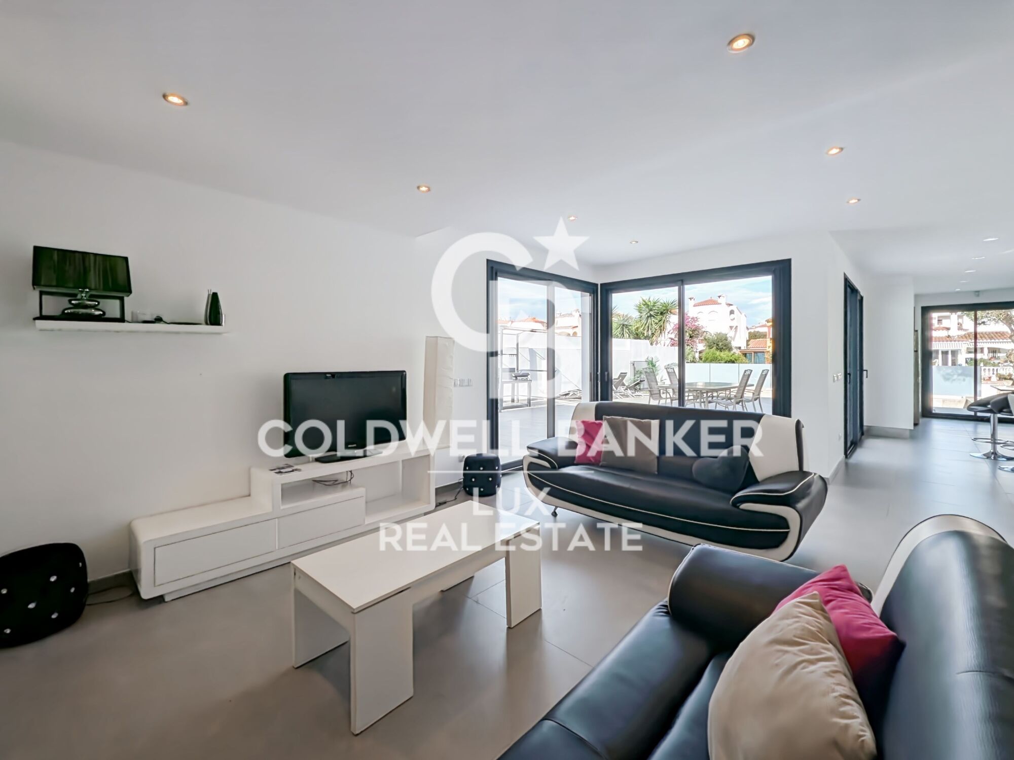 Villa de lujo renovada con amarre de 12,5 m en Empuriabrava