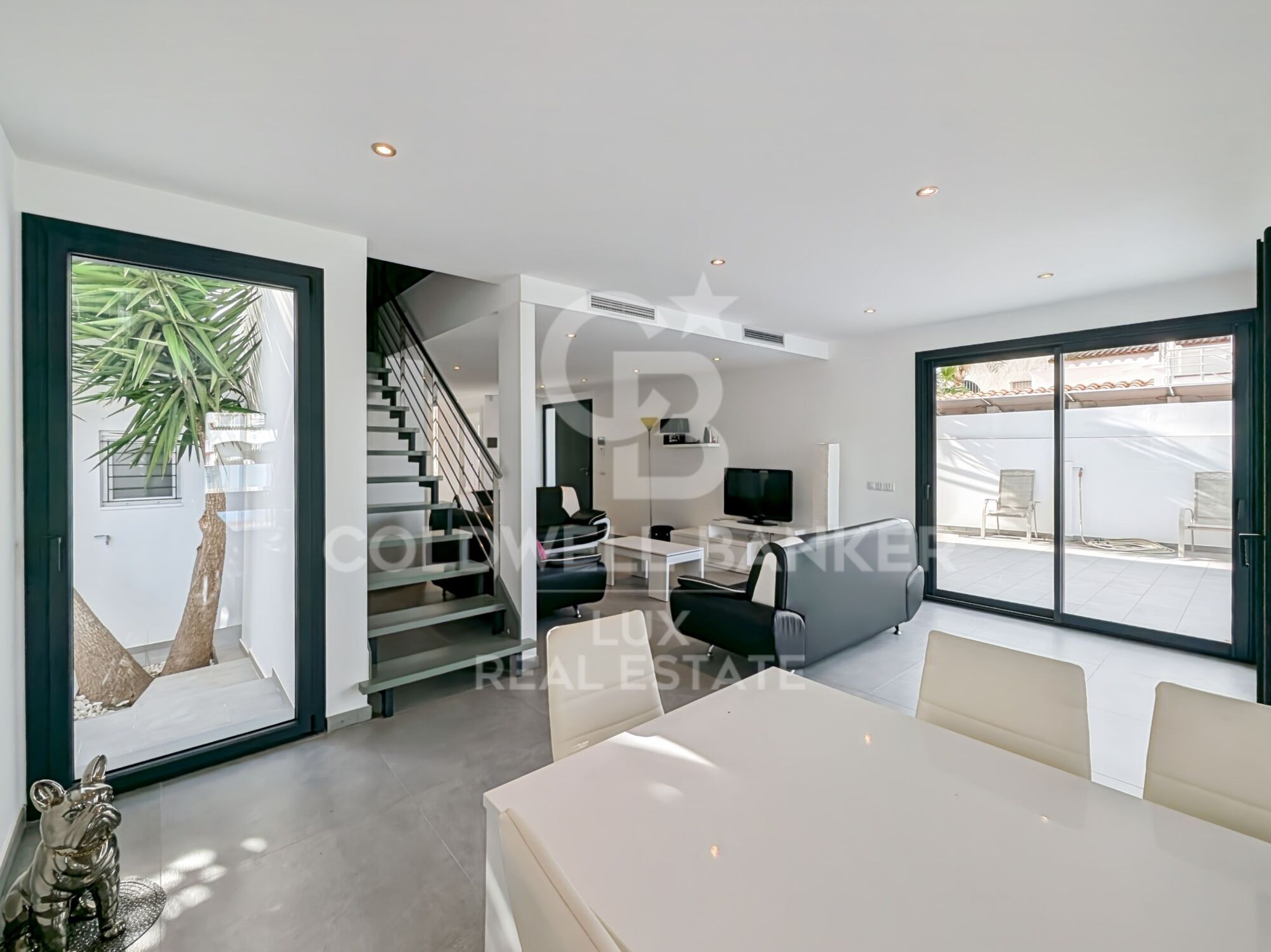 Villa de lujo renovada con amarre de 12,5 m en Empuriabrava