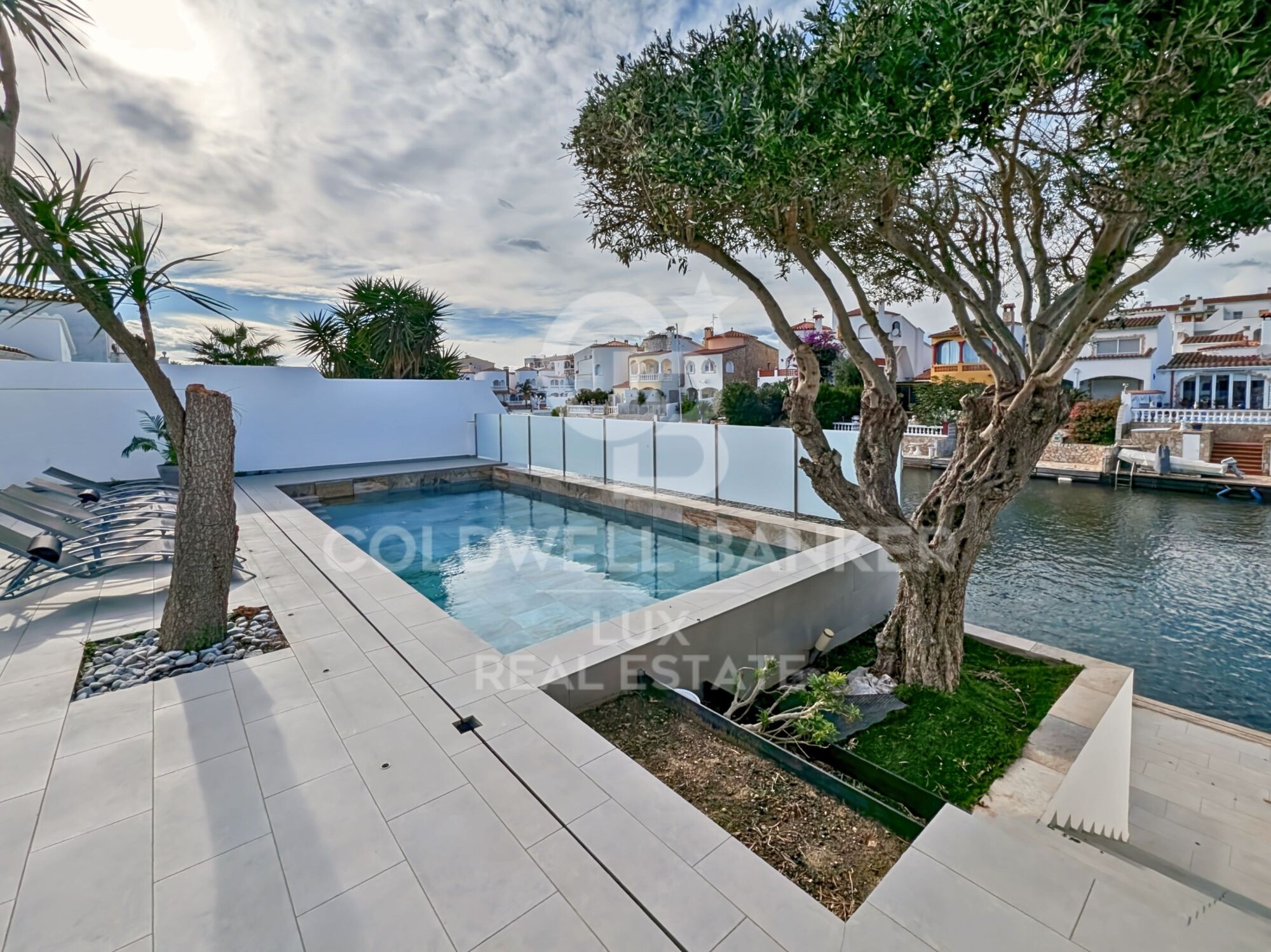 Villa de lujo renovada con amarre de 12,5 m en Empuriabrava