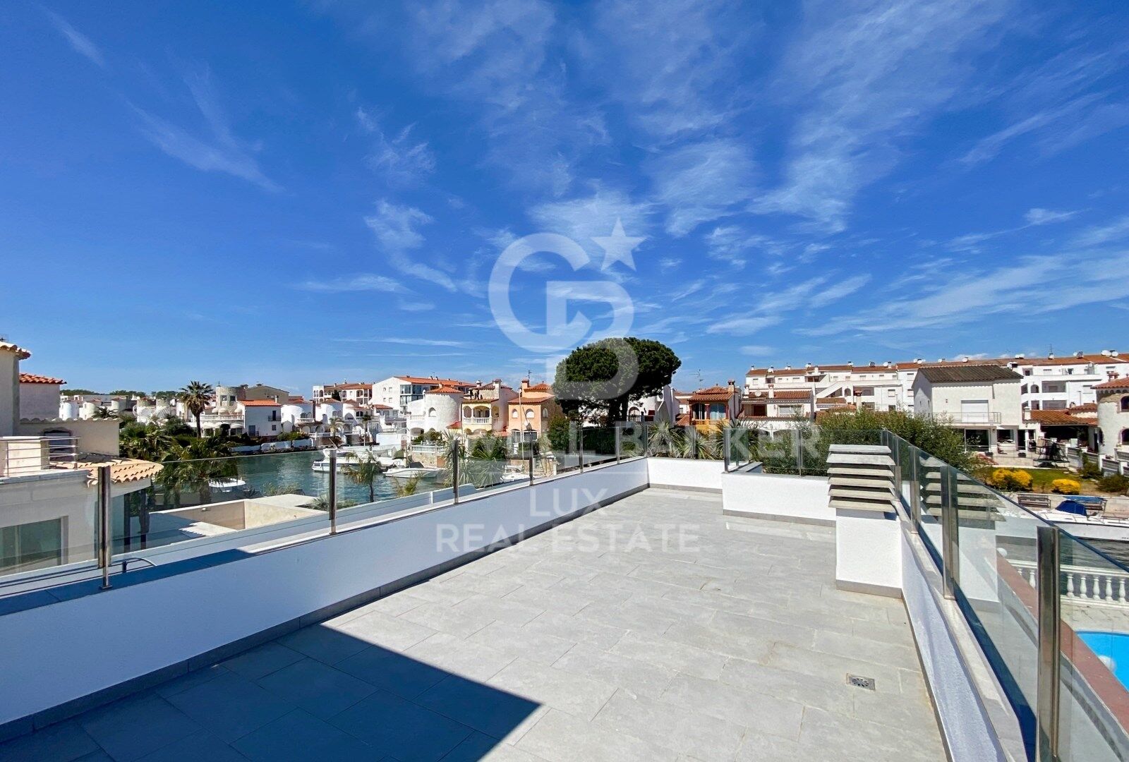 Villa de lujo renovada con amarre de 12,5 m en Empuriabrava