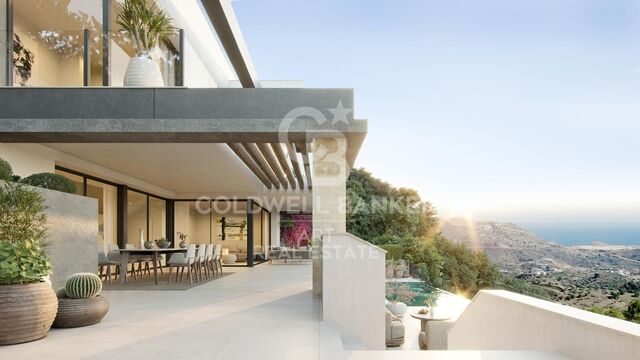 Modern 4-5 bedroom villas with sea views in East Málaga