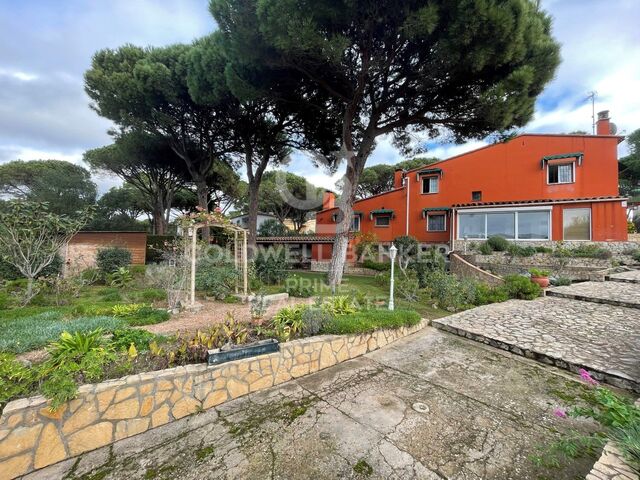 En vente, maison individuelle avec jardin et piscine à Calella de Palafrugell, Costa Brava.
