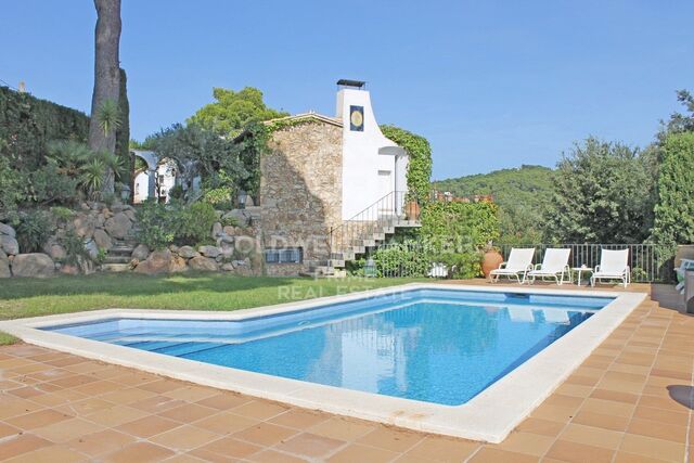À vendre, villa de grand standing avec vue sur la mer à Llafranc, Costa Brava.