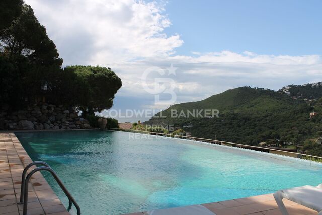 For sale house with pleasant sea views in Begur