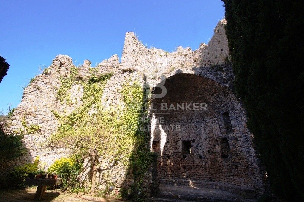 En venta especial propiedad de estilo Masía en el municipio de Sant Llorenç de la Muga, Alt Empordà