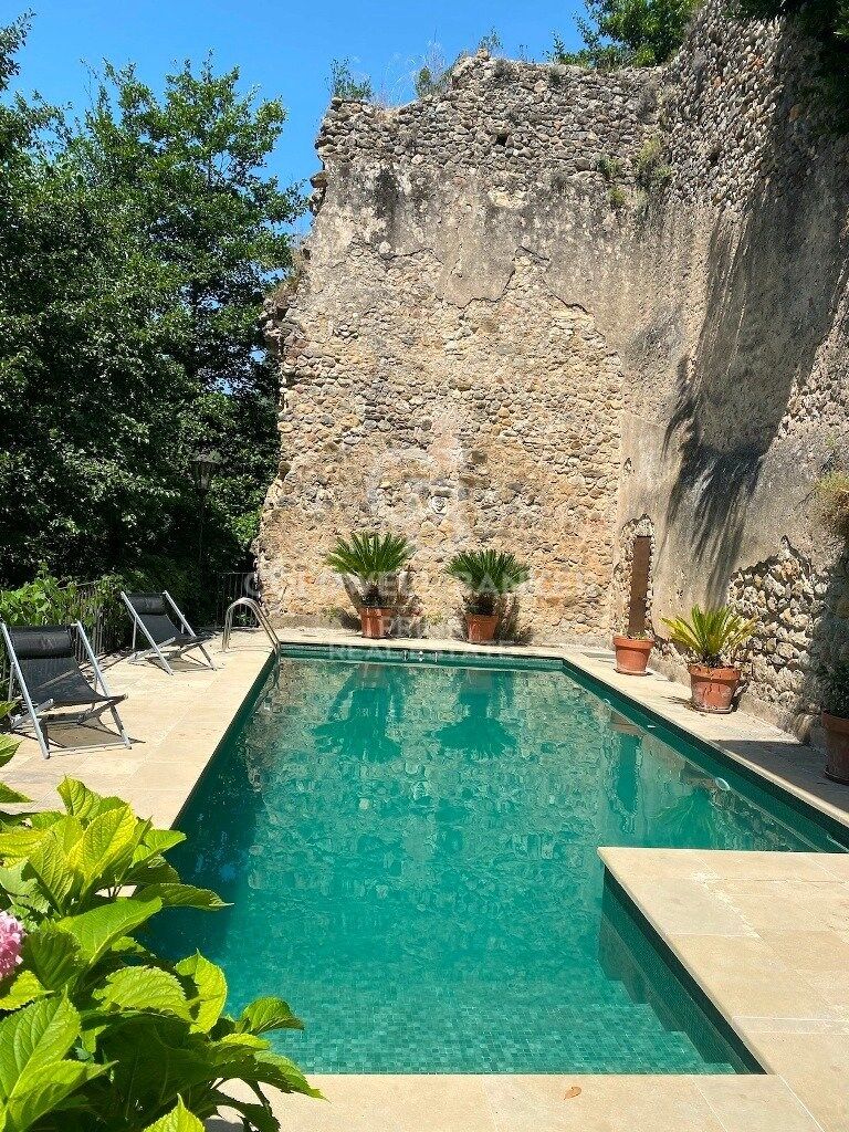 En vente, une propriété spéciale de style mas dans la municipalité de Sant Llorenç de la Muga, Alt Empordà.