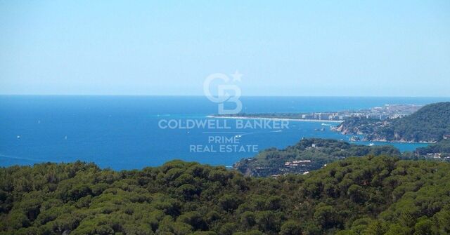 En vente, terrain constructible avec vue sur la mer et la côte catalane, situé dans la municipalité de Lloret de Mar.