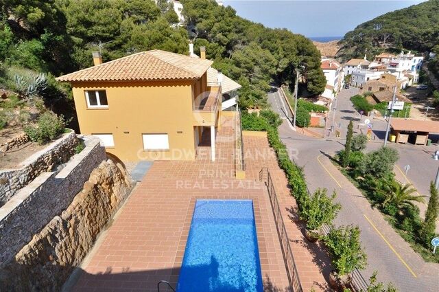 Beautiful villa for sale located a 100 meters from the beach of Sa Tuna in Begur.
