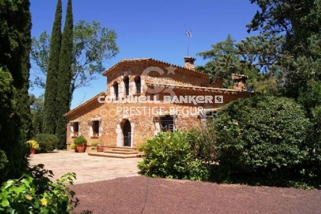 Villa exclusive à vendre située dans la commune de Caldes de Malavella.