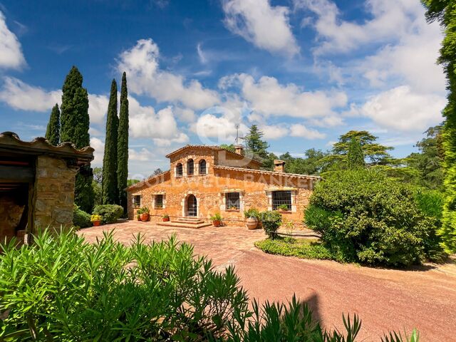 Propriété rurale unique avec écuries, proche du PGA Catalunya