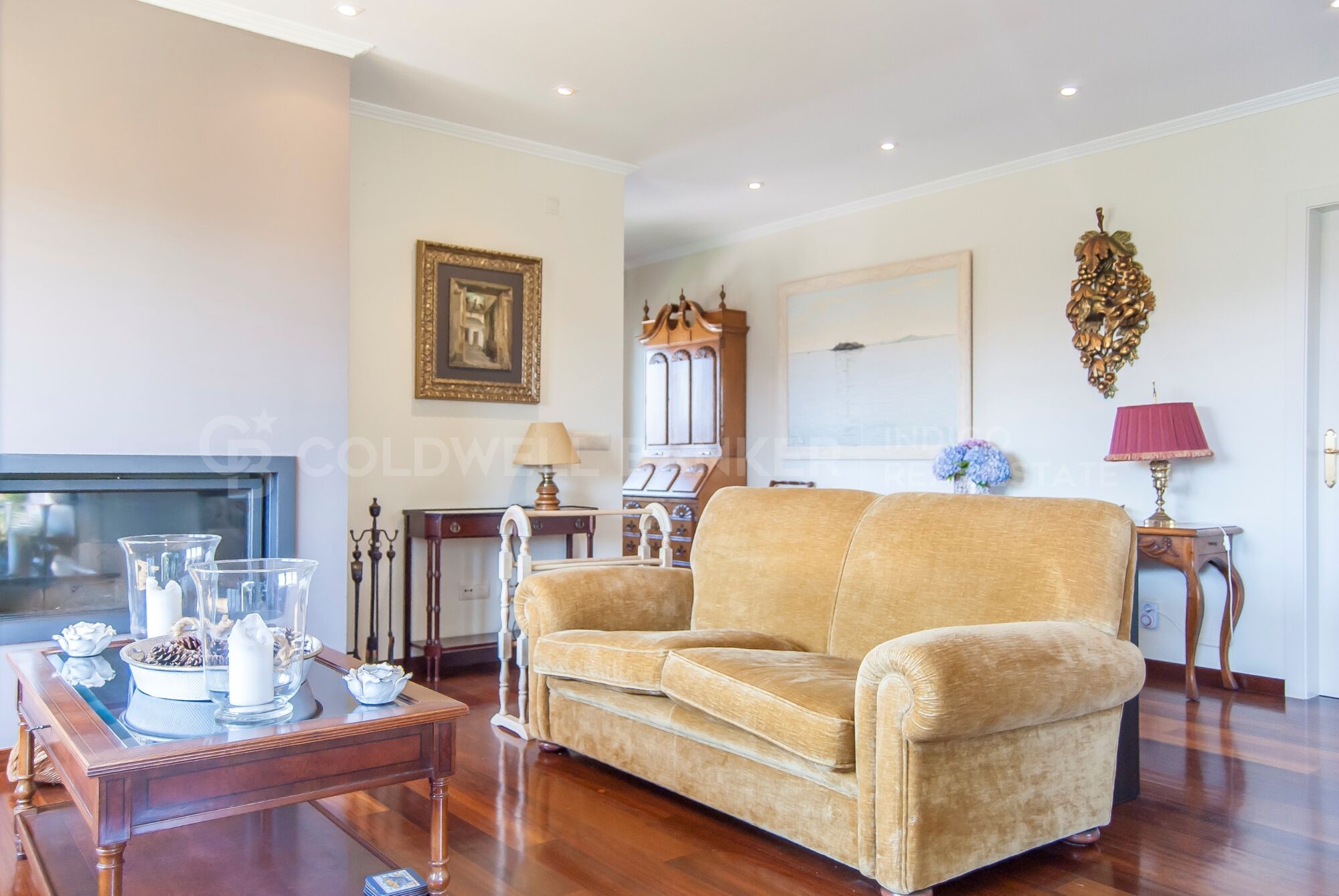 Villa de lujo en Playa América con vistas al mar y calle privada de acceso