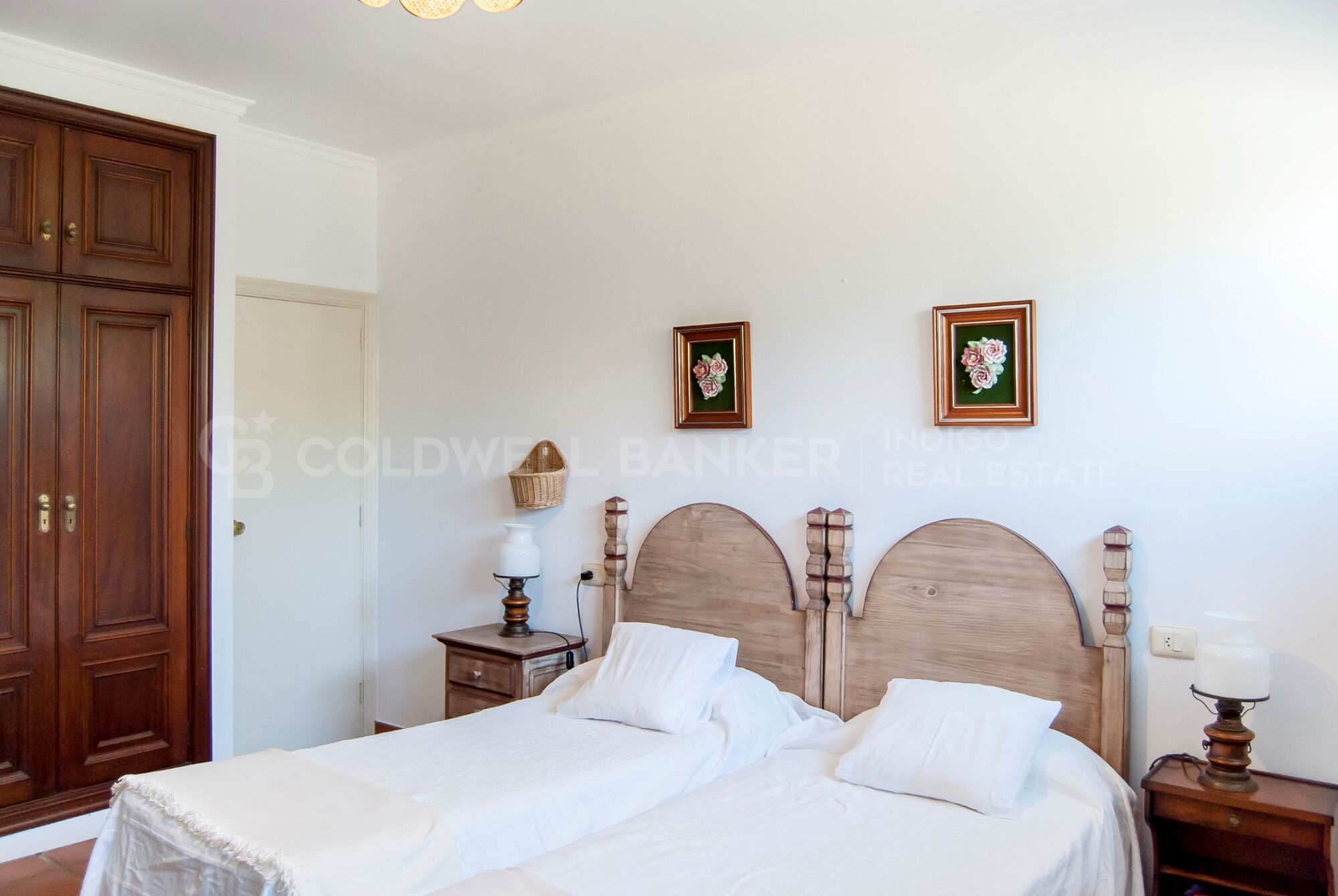 Villa de lujo en Playa América con vistas al mar y calle privada de acceso