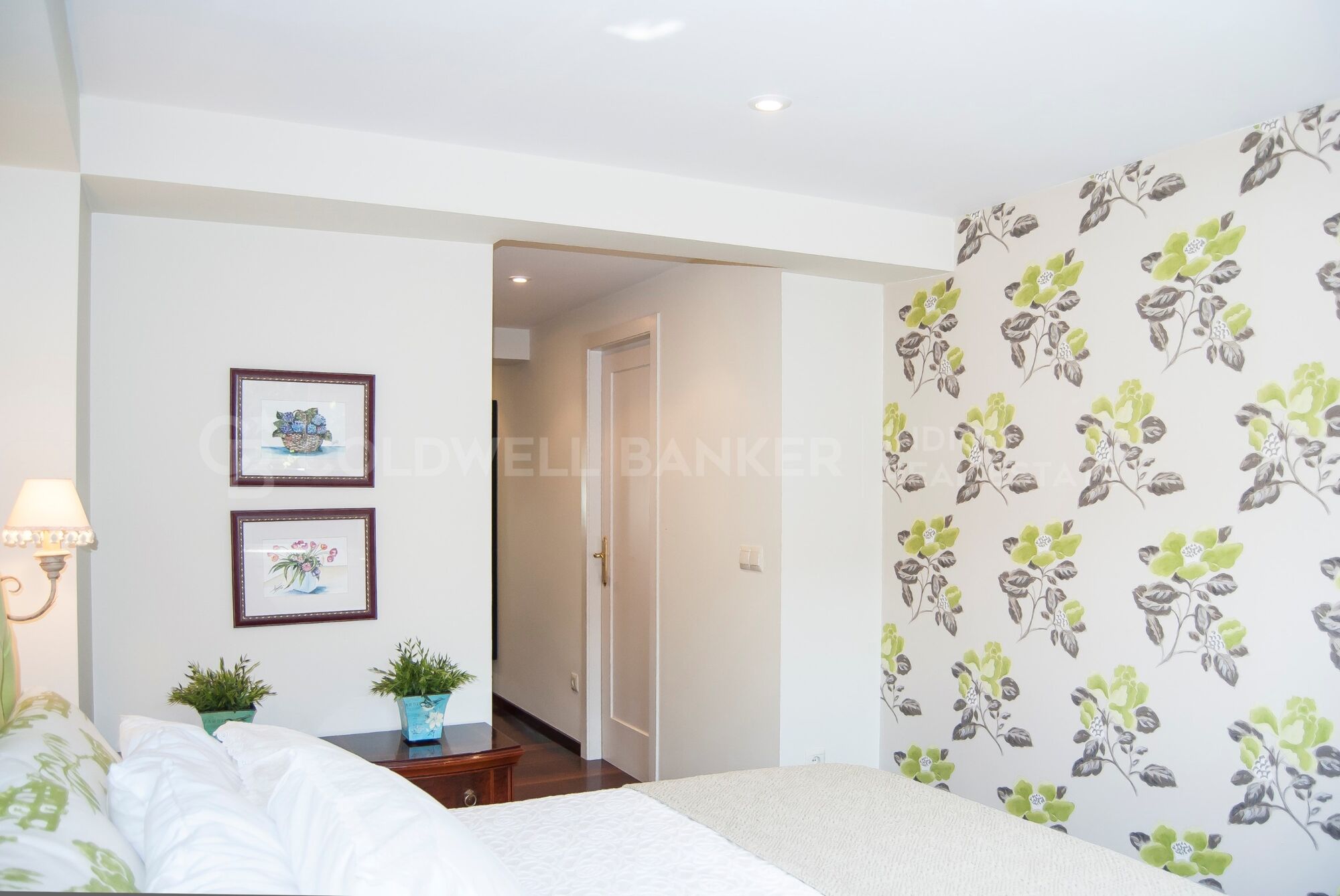 Villa de lujo en Playa América con vistas al mar y calle privada de acceso