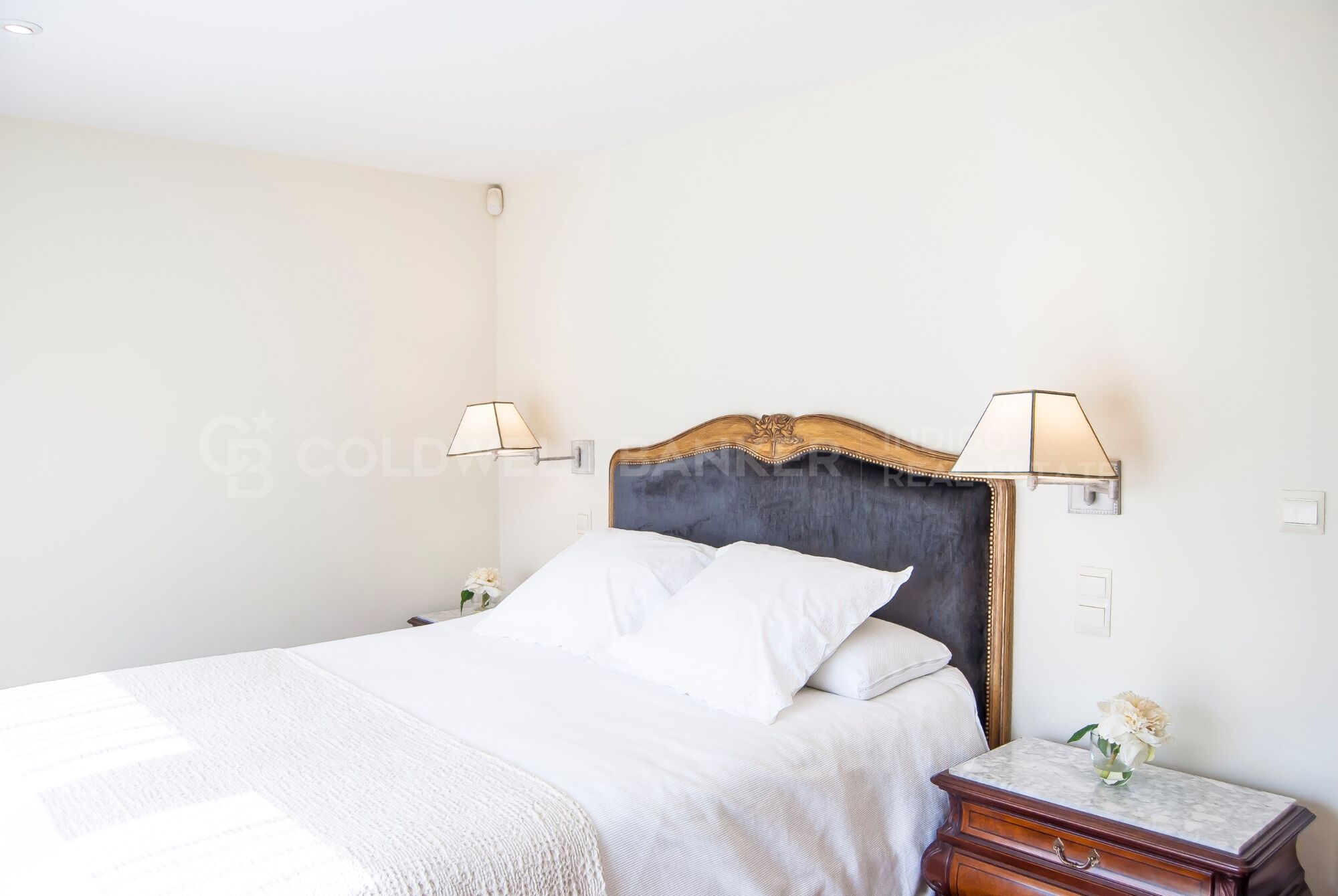 Villa de lujo en Playa América con vistas al mar y calle privada de acceso