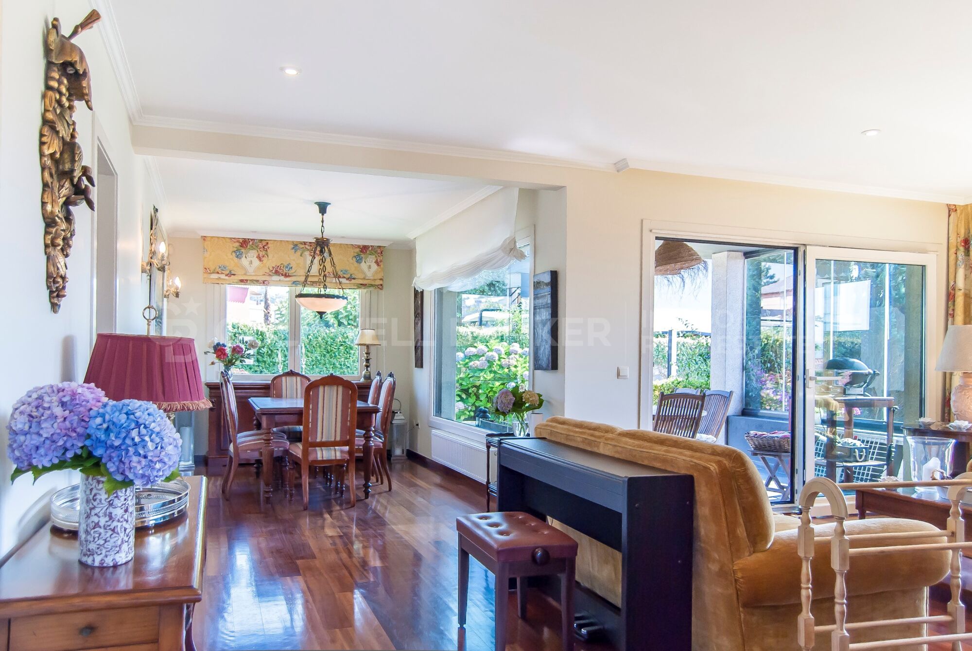 Luxury villa in Playa America with sea views and private access street