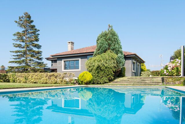 Luxury villa in Playa America with sea views and private access street