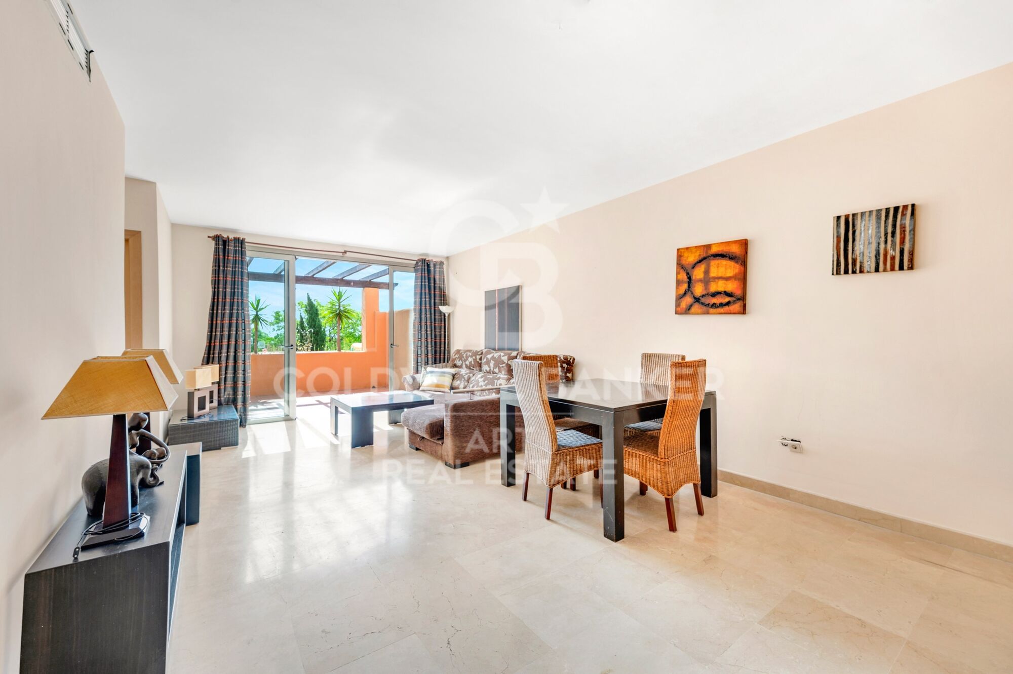 Ático moderno con terraza y vistas al mar en Bel Air, Estepona