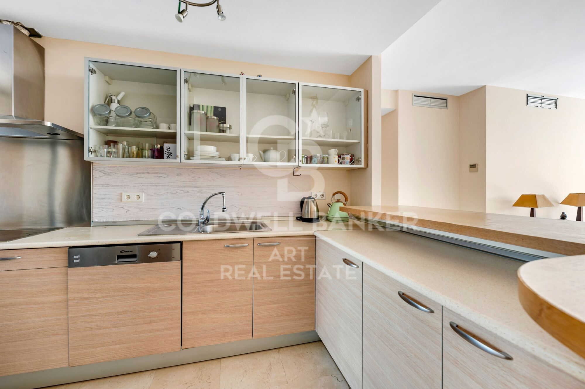 Ático moderno con terraza y vistas al mar en Bel Air, Estepona