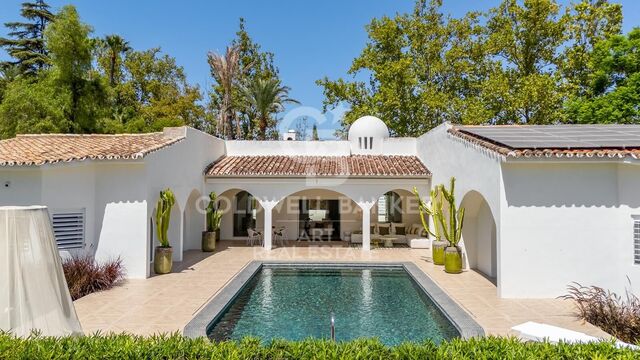 Villa elegante en primera línea de golf en Guadalmina Alta, Marbella