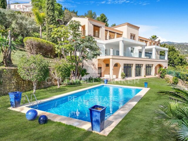 Elegant corner villa with panoramic views in El Madroñal, Benahavís