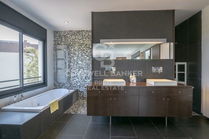 Contemporary villa for sale in resindencial Begur