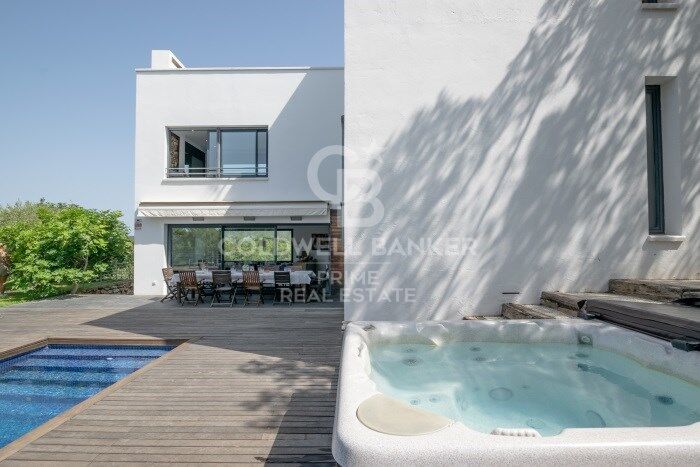 Contemporary villa for sale in resindencial Begur