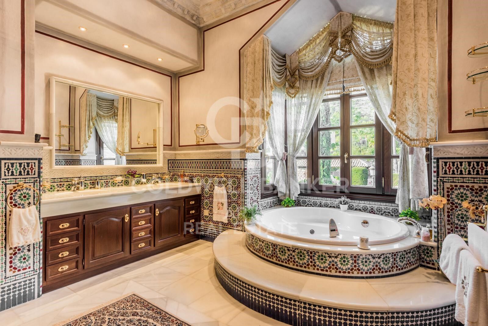 Elegante Villa auf dem Hügel von Sierra Blanca mit Panoramablick auf das Meer, Marbella