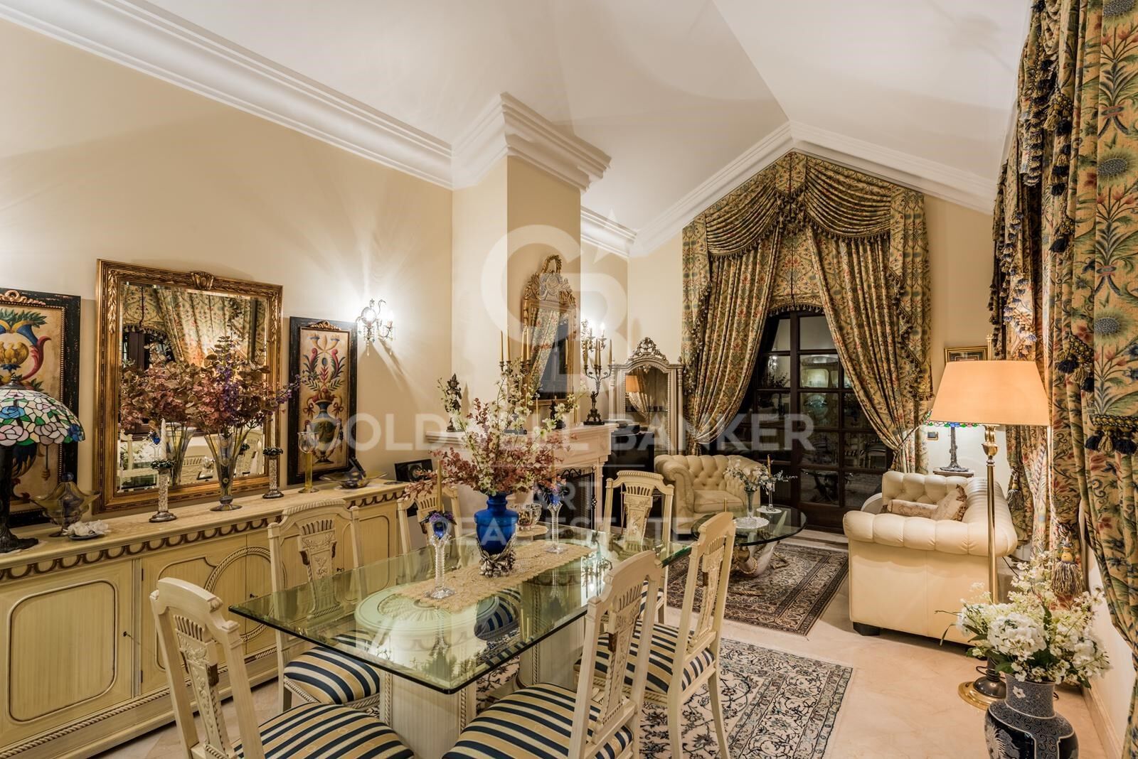 Elegante Villa auf dem Hügel von Sierra Blanca mit Panoramablick auf das Meer, Marbella