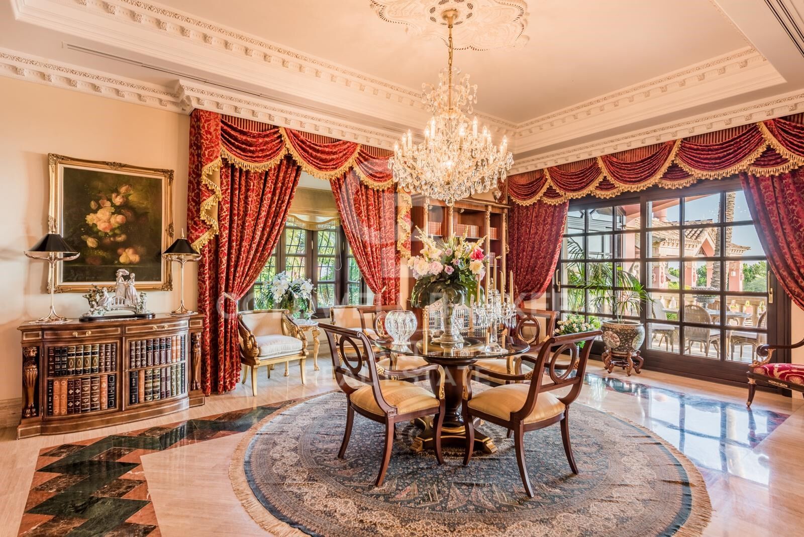 Elegante Villa auf dem Hügel von Sierra Blanca mit Panoramablick auf das Meer, Marbella