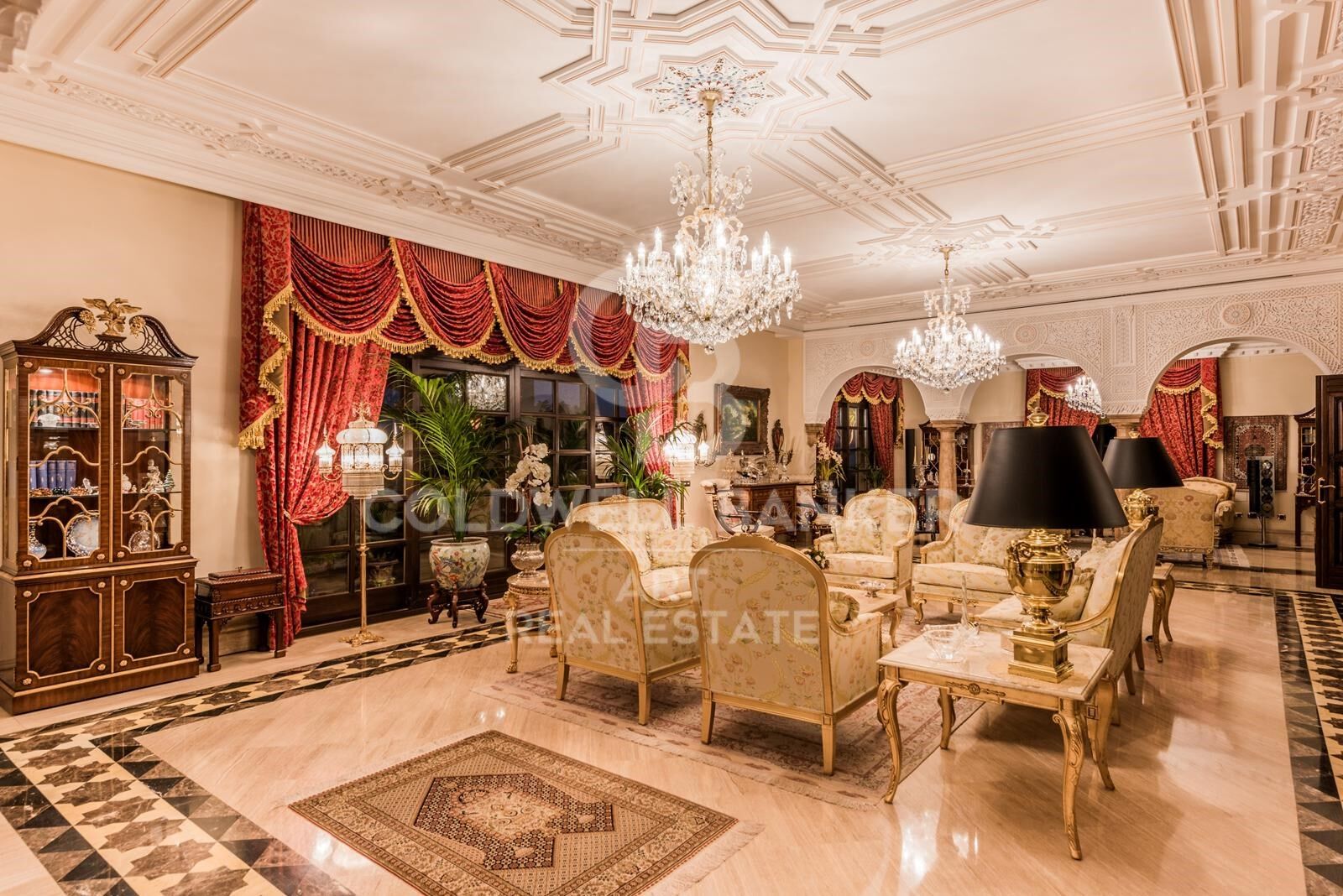 Elegante Villa auf dem Hügel von Sierra Blanca mit Panoramablick auf das Meer, Marbella