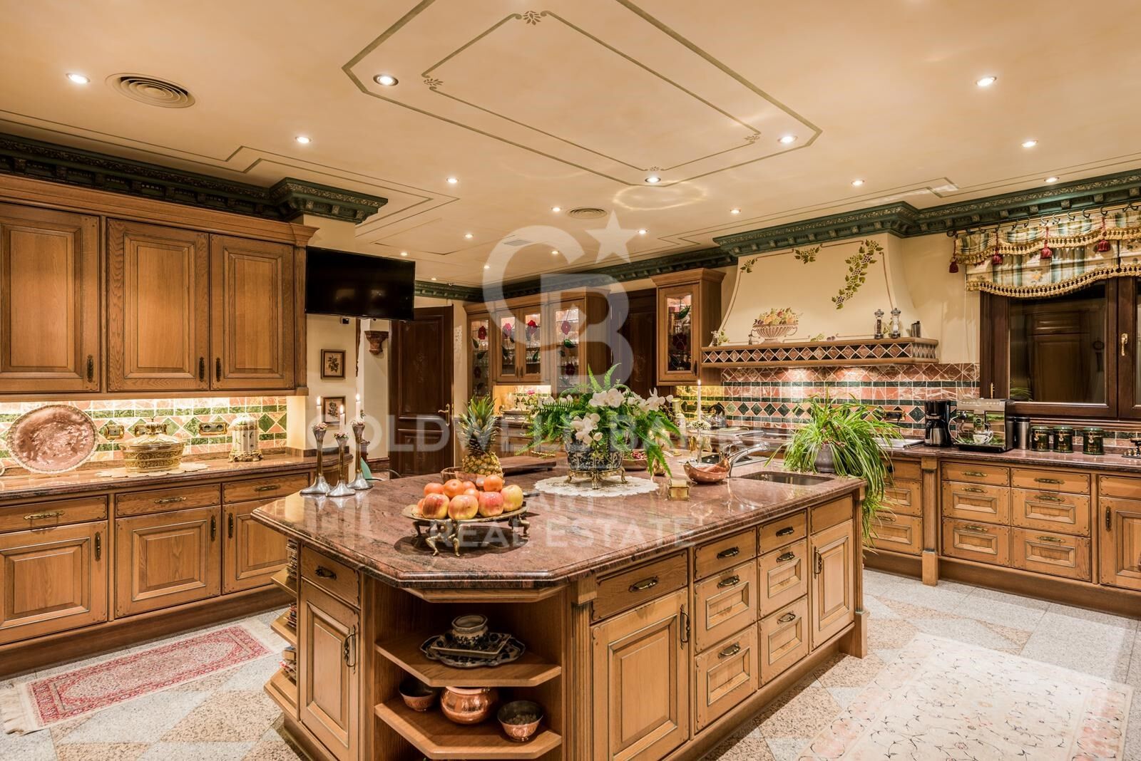 Elegante Villa auf dem Hügel von Sierra Blanca mit Panoramablick auf das Meer, Marbella