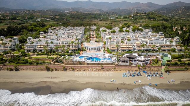 Spacious top-floor apartment with private roof terrace in Dominion Beach, Estepona, Costa del Sol