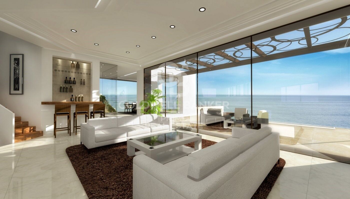 Exclusiva villa en venta al borde del mar situada en Lloret de Mar