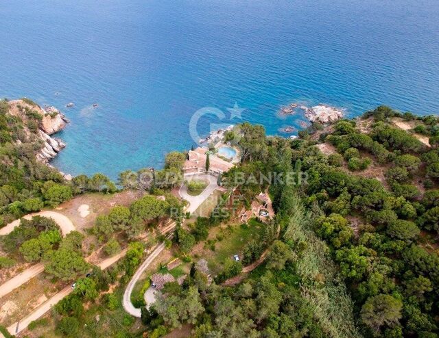 Exclusiva villa en venta al borde del mar situada en Lloret de Mar
