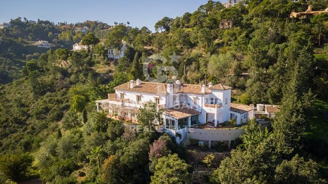 Elegant estate with main villa, guest house, and panoramic views, El Madroñal, Benahavís