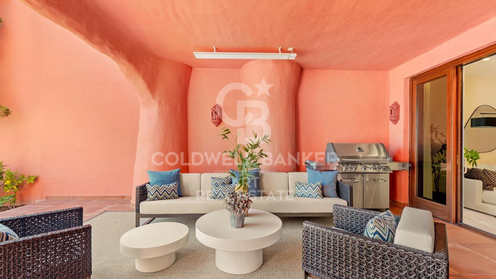 Apartamento elegante en planta baja junto a la playa en Torre Bermeja, Estepona