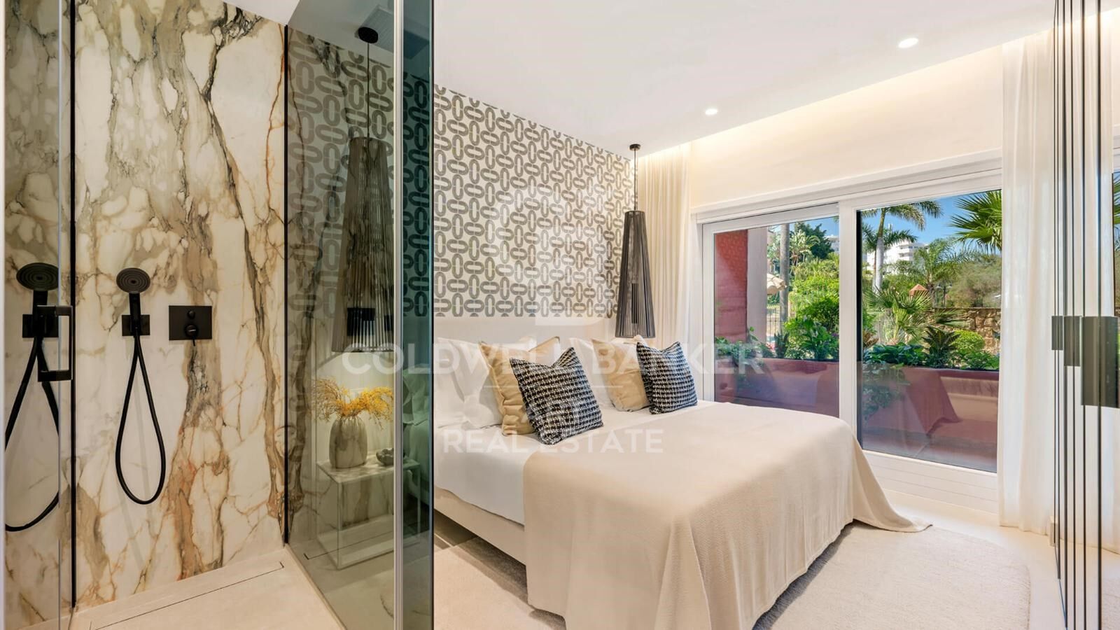 Apartamento elegante en planta baja junto a la playa en Torre Bermeja, Estepona