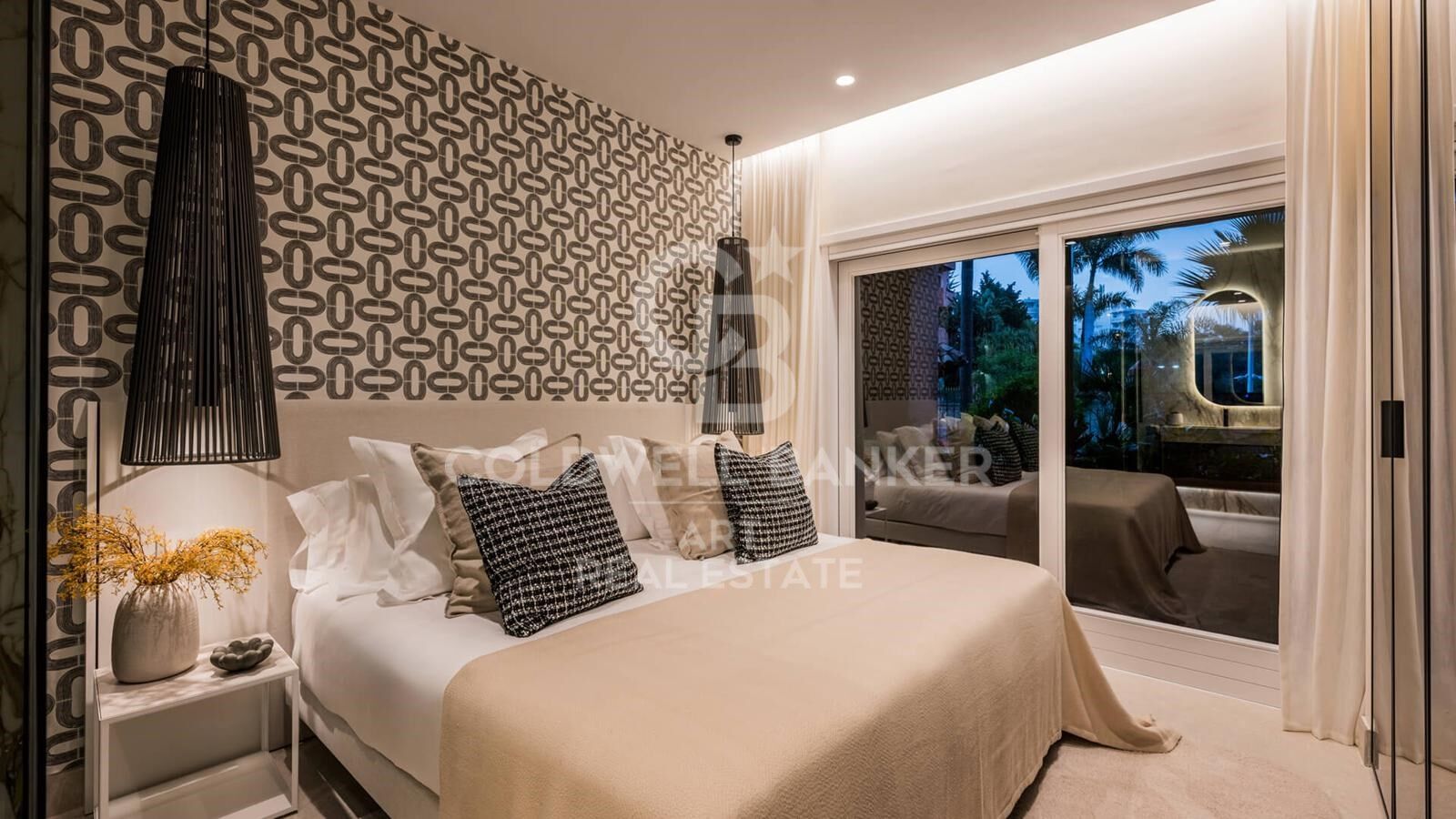 Elegante Gartenwohnung am Strand in Torre Bermeja, Estepona