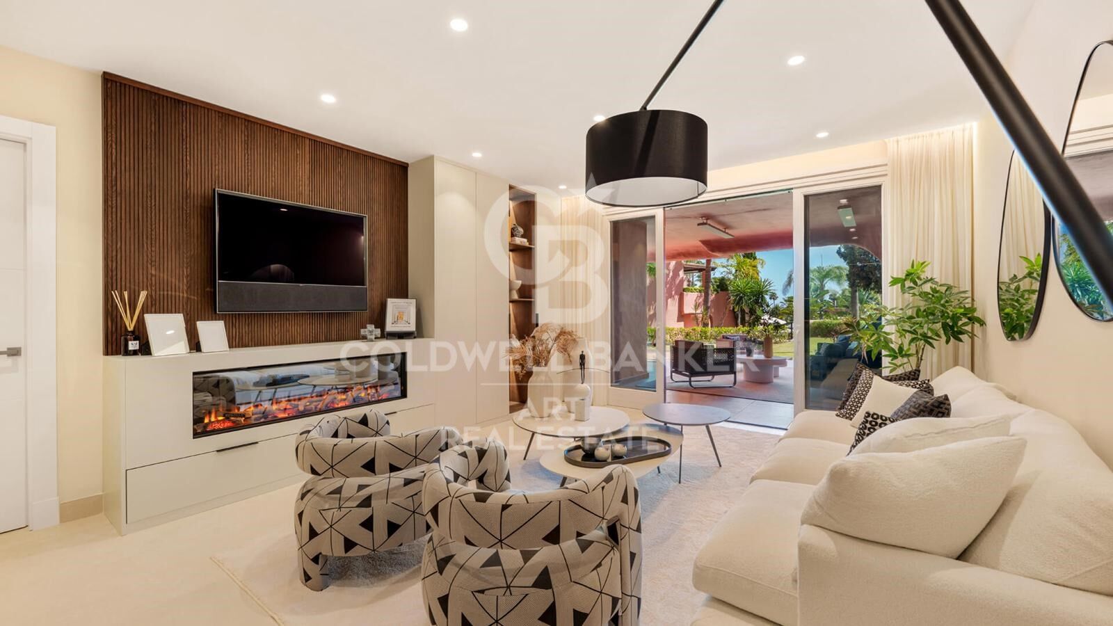 Apartamento elegante en planta baja junto a la playa en Torre Bermeja, Estepona