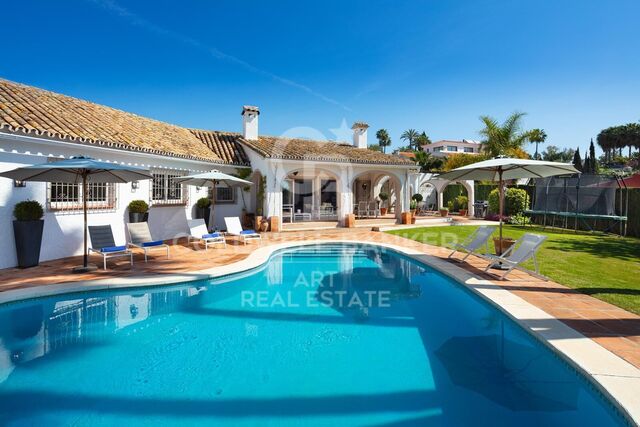Charmante Villa mit Meerblick in El Rosario, Marbella